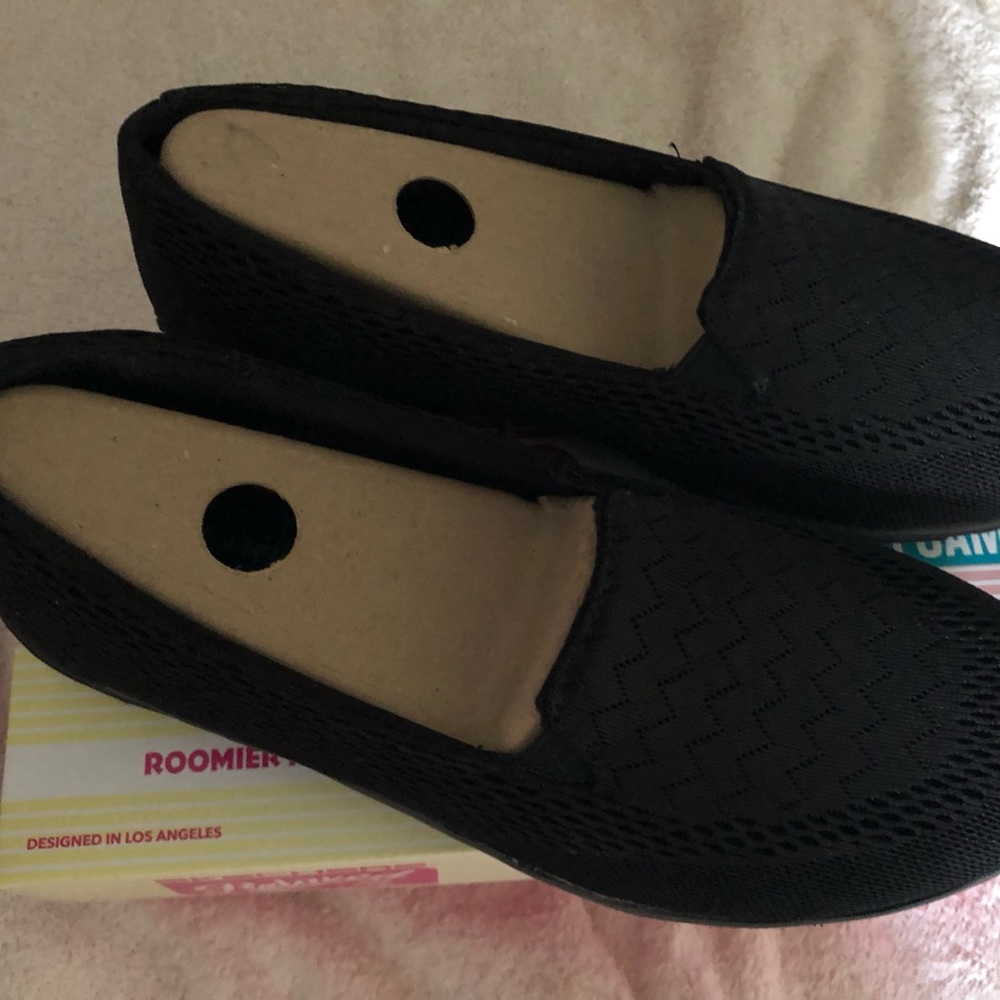 Women’s Relaxed Fit Skechers - Picture 3 of 7